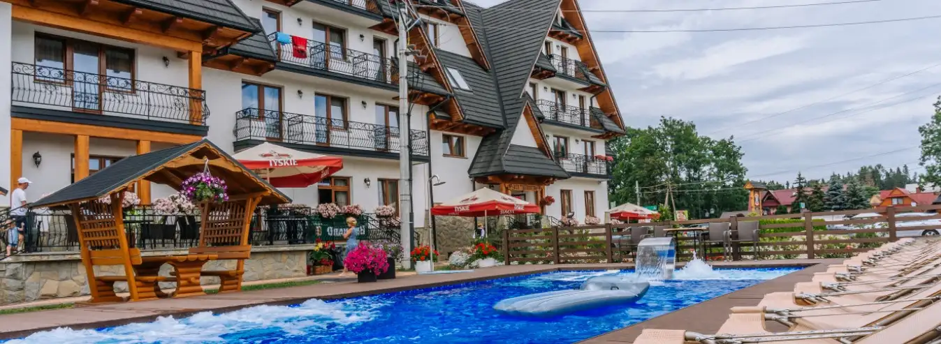 Hotel Białka Tatrzańska Tatry vakantie in de bergen Polen - uitzicht op het hotel met zwembad