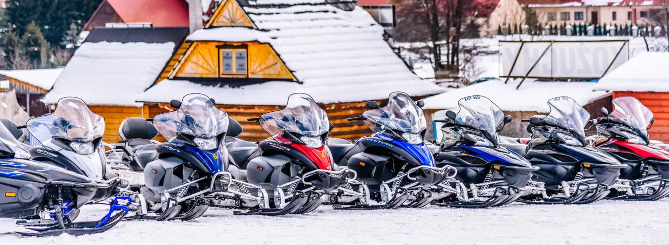 Hotel Białka Tatrzańska Tatry Tatry vakantie in de bergen Polen - foto van sneeuwscooters in de sneeuw