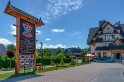 Uitzicht op het Liptakówka Hotel vanaf de ingang