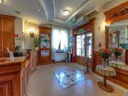 Hotelreceptie – entree van binnenuit
