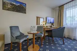 Hotelkamer met een kleine tafel en bureau