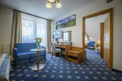 Kamer met bedden en een bank
