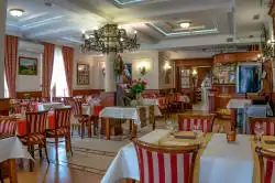 Eetkamer met uitzicht op de entree