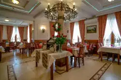 Eetkamer met wijntentoonstelling