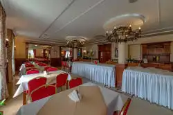 Ruime eetkamer met gedekte tafels