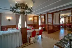 Eetkamer met uitzicht op de ingangen