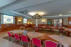 Eetkamer met geschakelde tafels