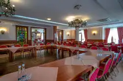 Eetkamer met verbonden tafels – een andere kijk