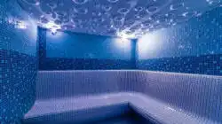 Jacuzzi met douches