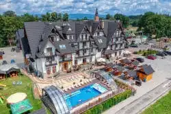 Hotel Białka Tatrzańska Tatry - hotel en zwembad met een drone